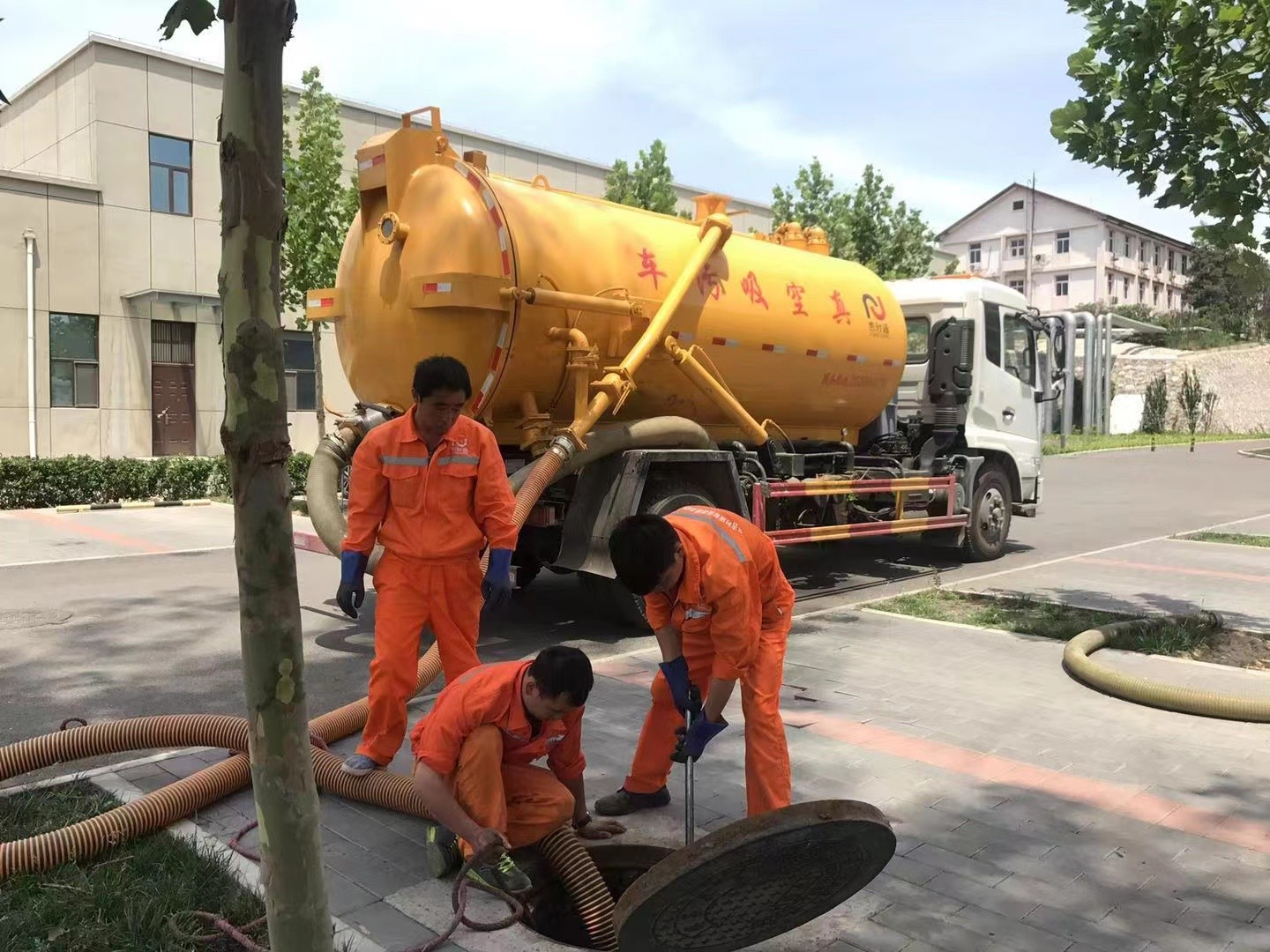 封丘管道疏通车停在窨井附近