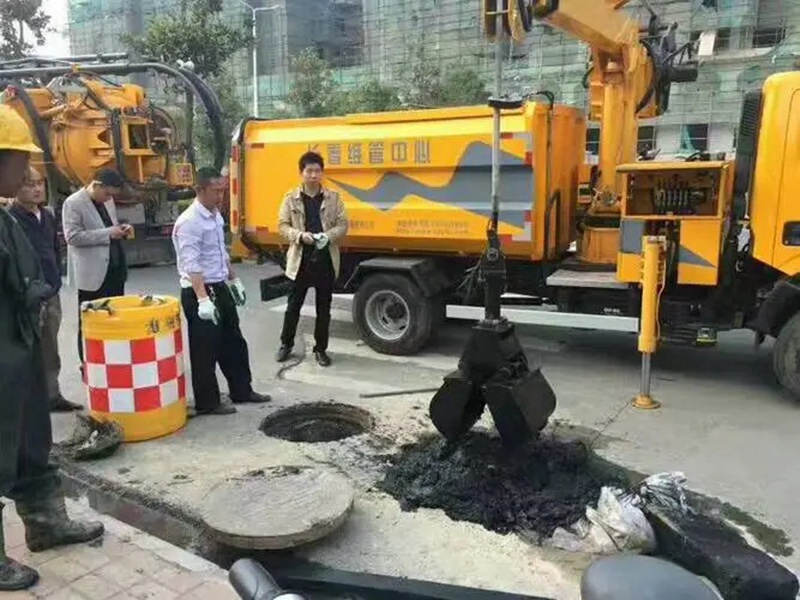 封丘街道：网格员化身“清道夫”，为民解忧疏通“堵心”化粪池