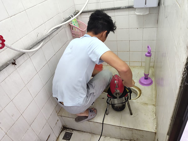 封丘肥皂掉到马桶里把马桶堵住了怎么办？马桶堵住了怎么办
