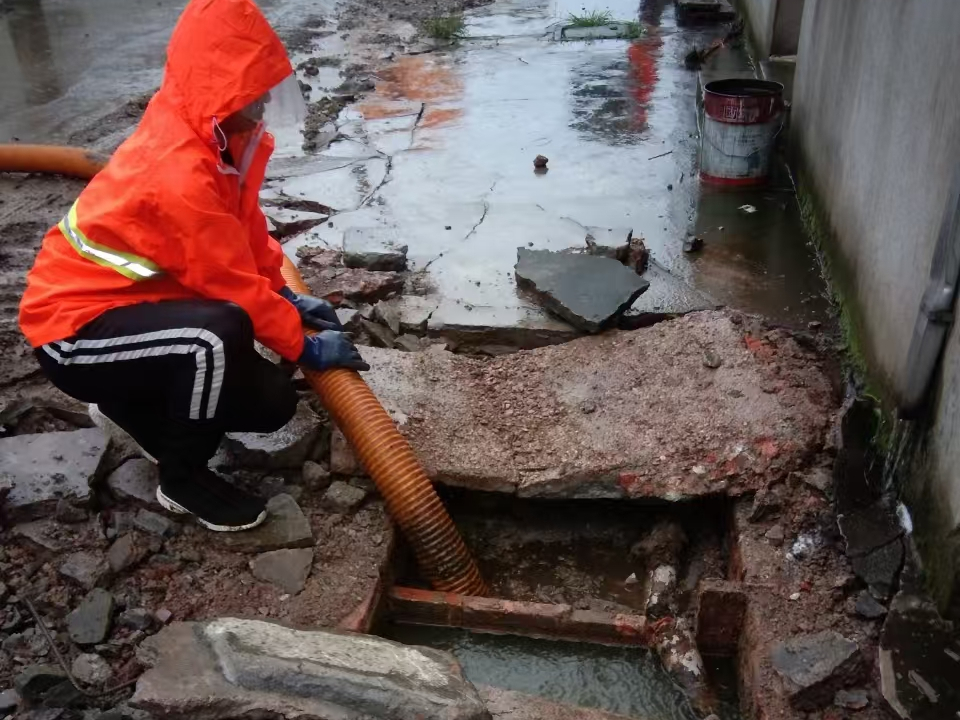 封丘专业清理污水池 炜誉市政以规范流程守护城市 “肠道”