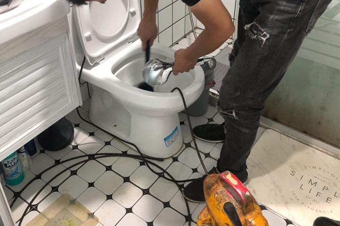 封丘马桶堵塞自己疏通还是找师傅?专业上门服务让你省时更省心